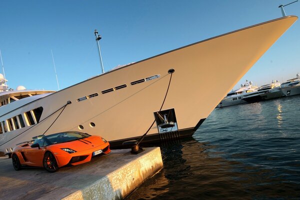 Gallardo, lp 570-4 en el puerto contra el trasatlántico