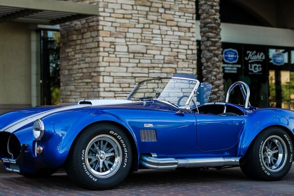 Blue Shelby cobra al lado del edificio