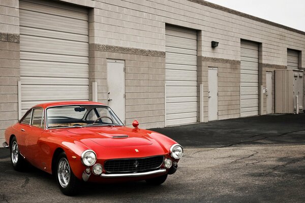 Roter Ferrari gt retro in der Nähe der Garage