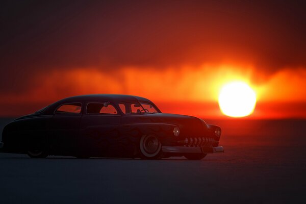 Rctro voiture avec beau coucher de soleil