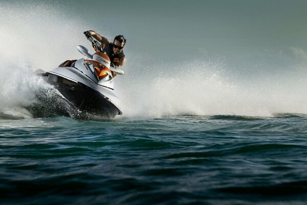 Moto acuática en un giro en el mar y salpicaduras