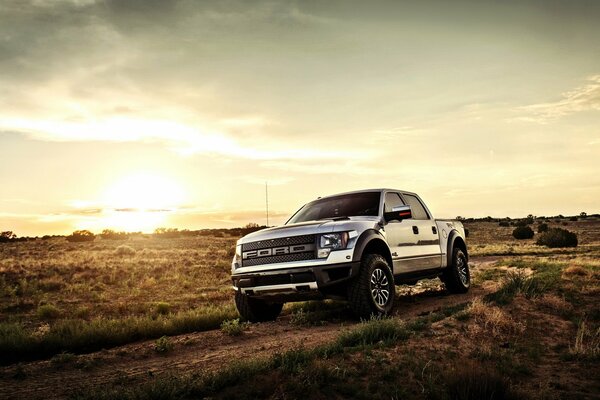 Pick-up SUV sur fond de coucher de soleil