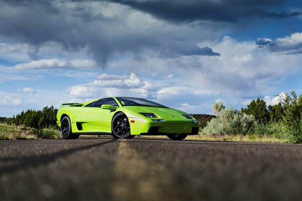 Foto de Lamborghini verde claro en la naturaleza