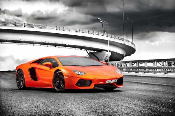 Superdeportivo Lamborghini de alta velocidad naranja