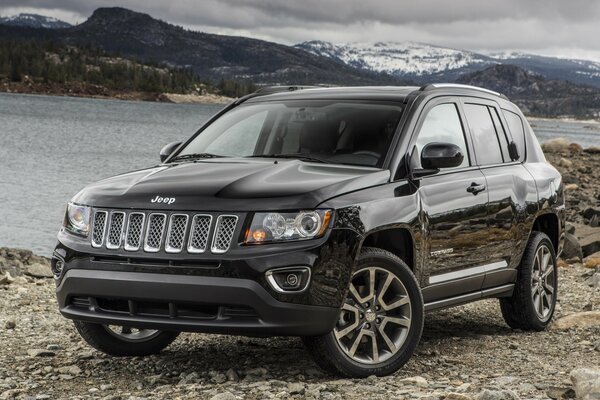 Jeep coche en la orilla vista frontal