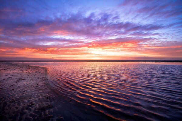 Le coucher du soleil a peint le ciel et les nuages