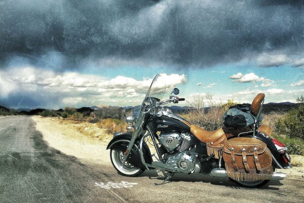 Nubes y nubes al mismo tiempo. Moto en la carretera