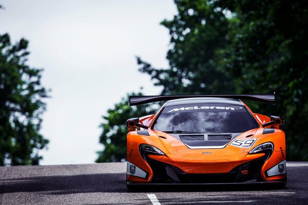 Vue de face de McLaren 650s sur route goudronnée