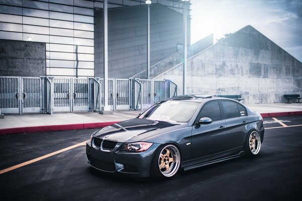 Coche BMW 3 en el fondo de los edificios