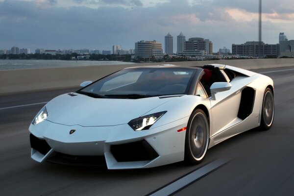 Lamborghini aventador blanc sur fond de route céleste