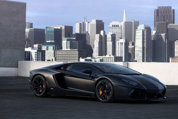 Lamborghini negro en la ciudad de San Francisco