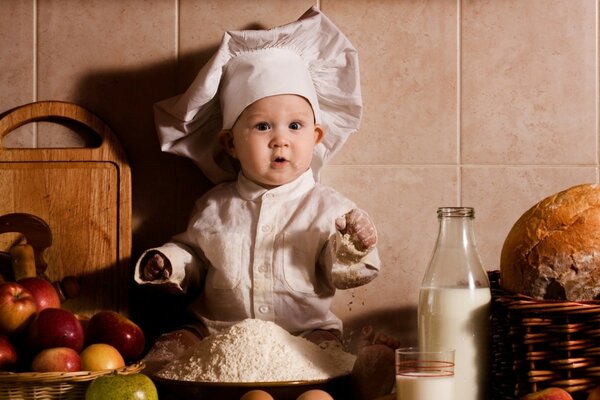 Маленький поварёнок на кухне