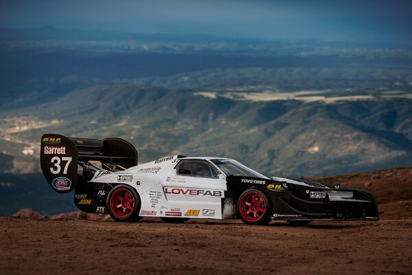 Speedhunters fahren im Sand vor dem Hintergrund der Berge