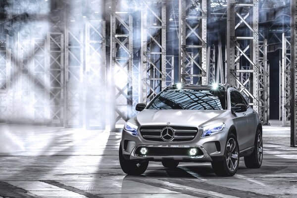 Mercedes benz srebrnoszary z migoczącą maską reflektorów
