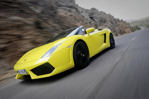 Lamborghini gallardo lp560-4 spyder accélère en mouvement