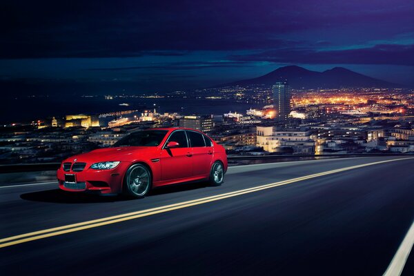 BMW rojo en el fondo de la ciudad