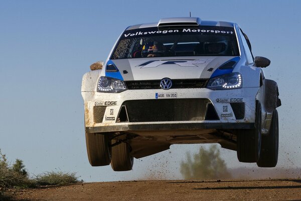 El coche de Rally rebotó