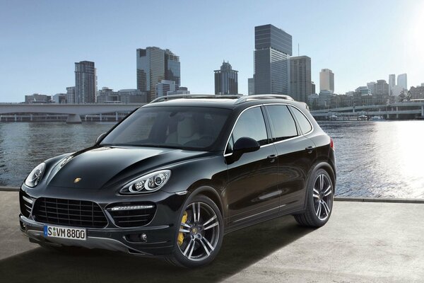 Noble Porsche Cayenne sur le front de mer