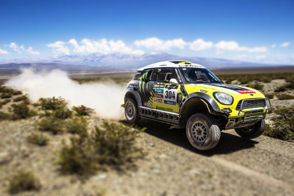 SUV en una pista de carreras en el desierto