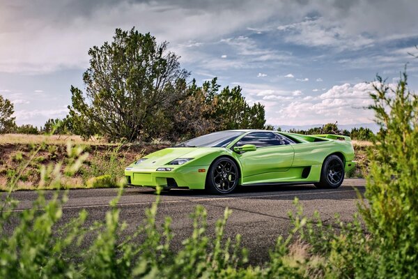 Zielony supersamochód Lamborghini na naturalnym tle