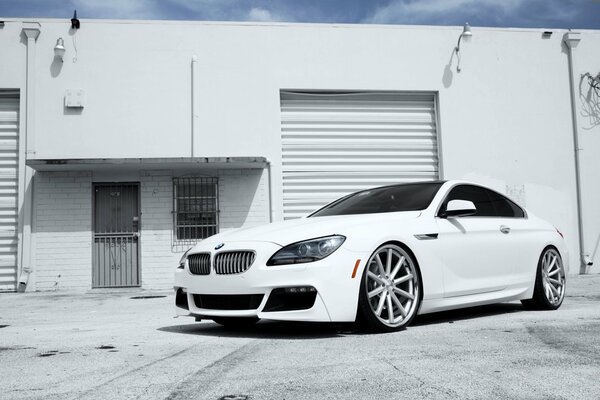 BMW blanco. Fotografía con acento en blanco