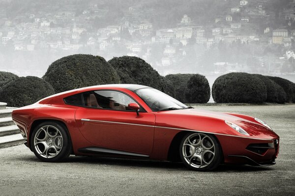 Schönes rotes Alfa Romeo-Auto, Seitenansicht