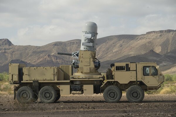 Militärtraktor im offenen Berggebiet