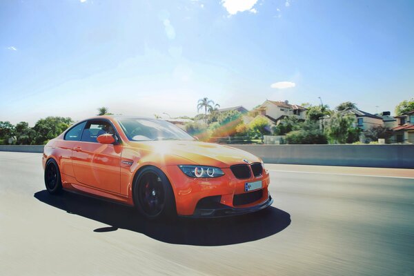 Moderner roter BMW , orange helle Außenfarbe