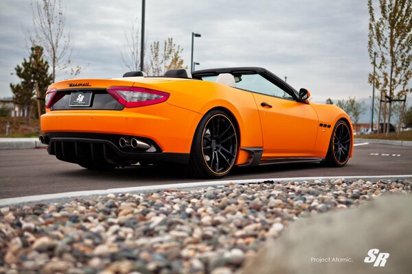Y yo me sentaré en un Maserati V-8 convertible naranja