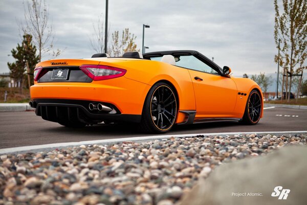 Et je vais monter dans une Maserati V-8 décapotable orange