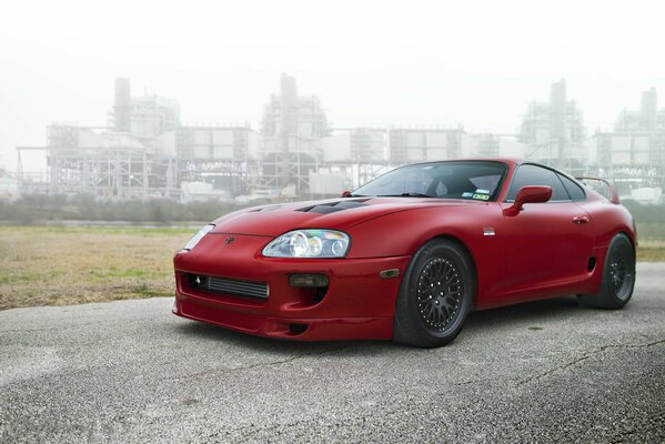 Toyota Supra del color rojo con los discos hermosos