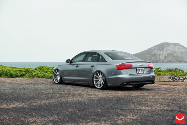 Audi et les montagnes. Machine grise
