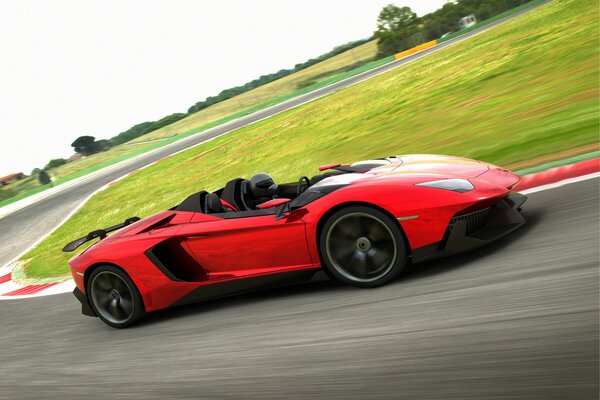 Lamborghini rouge pendant la course