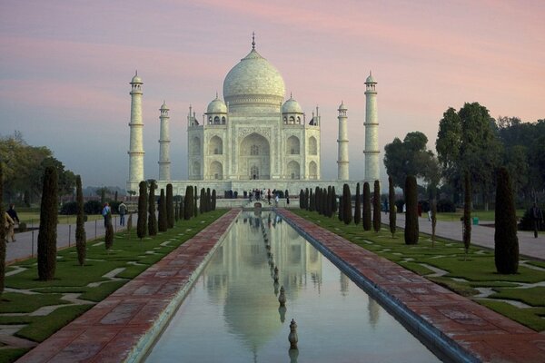 Das Taj Mahal ist in der Ferne und spiegelt sich im Wasser wider
