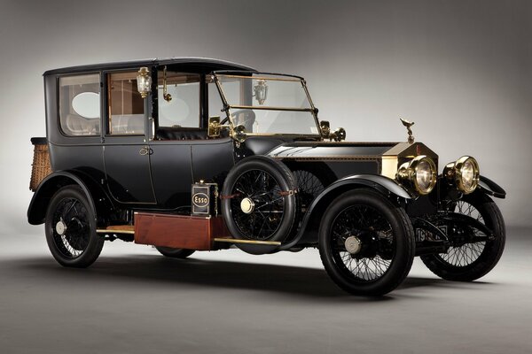 Retro-Auto Rolls Royce 1915 schwarz auf grauem Hintergrund