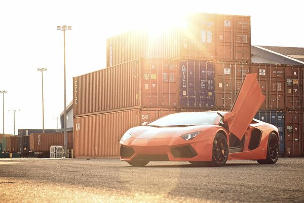 Lamborghini aventador vue de face sur fond de conteneurs