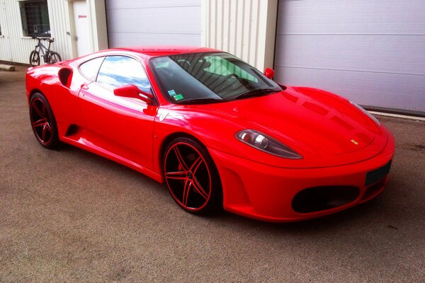 Ferrari in leuchtendem Rot