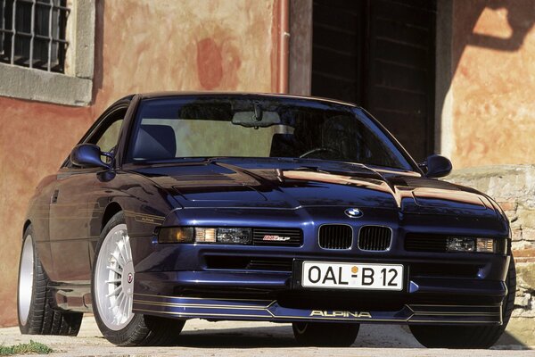 BMW coupé azul en el fondo de la ciudad