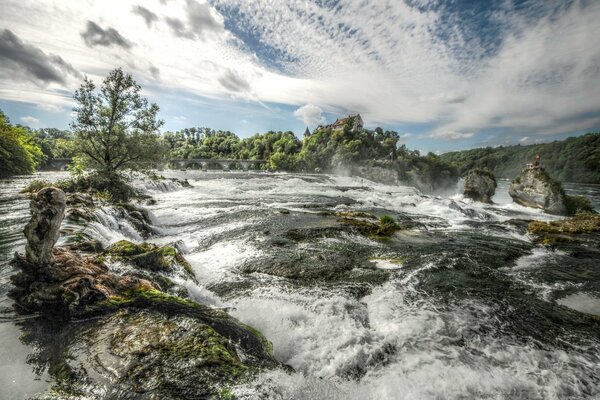 Piedras a través de las cuales fluye la cascada