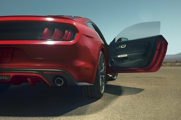 Ford Mustang GT rouge avec un trou ouvert