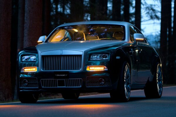 Rolls Royce Phantom sulla strada forestale