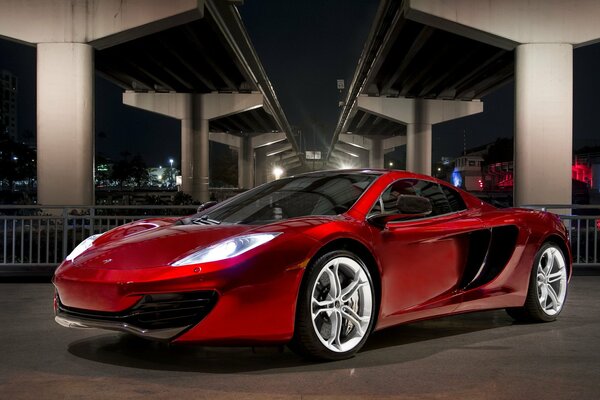 Roter Mclaren-Supersportwagen