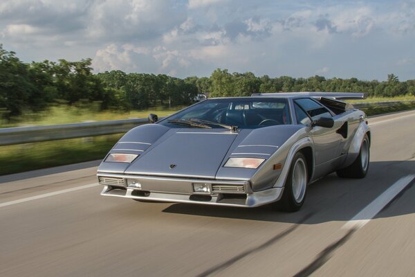 Lamborghini Countach LP500S серый скорость движение