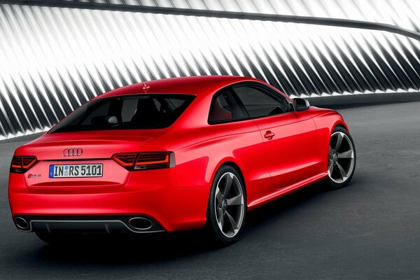 Audi rojo con unidades atractivas