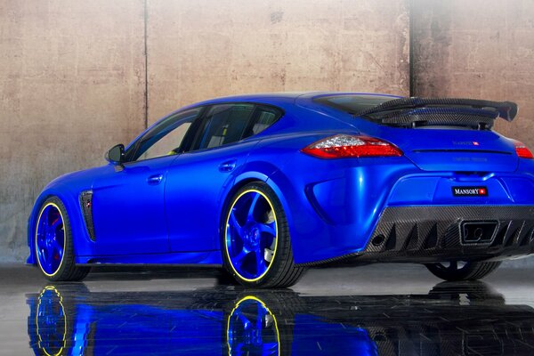 Azul y caro coche Porsche