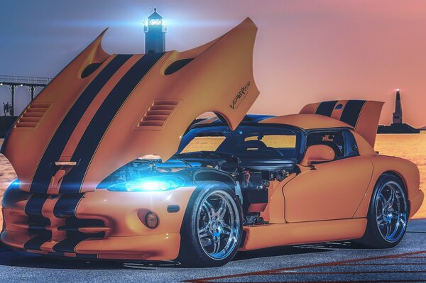 Dodge Viper jaune avec capot surélevé