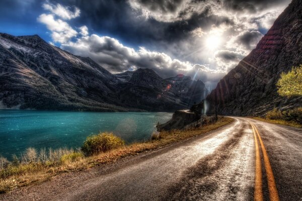 Carretera asfaltada entre las montañas y el agua