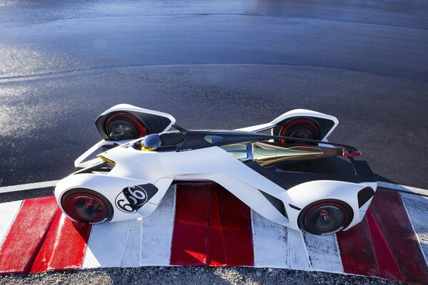 Voiture de course sur la route rouge et blanche