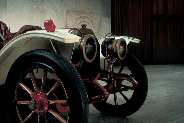 Lancia 15 HP 1909 del año con una manzana en el ala