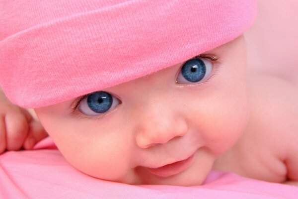 Bébé avec de grands yeux bleus